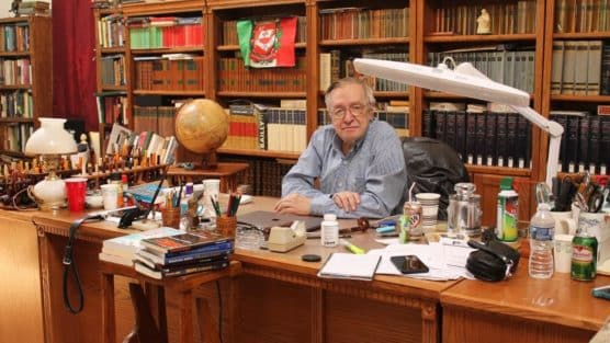 Os 125 livros que fizeram a cabeça de Olavo de Carvalho